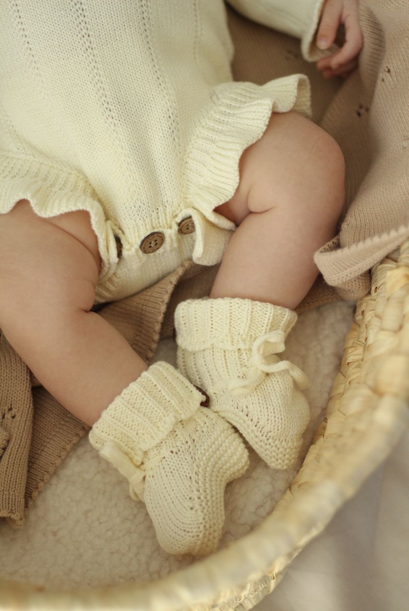Knit frill babytøfler - cream