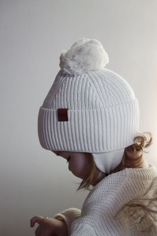 New Knit lue med knyting og dusk - cream