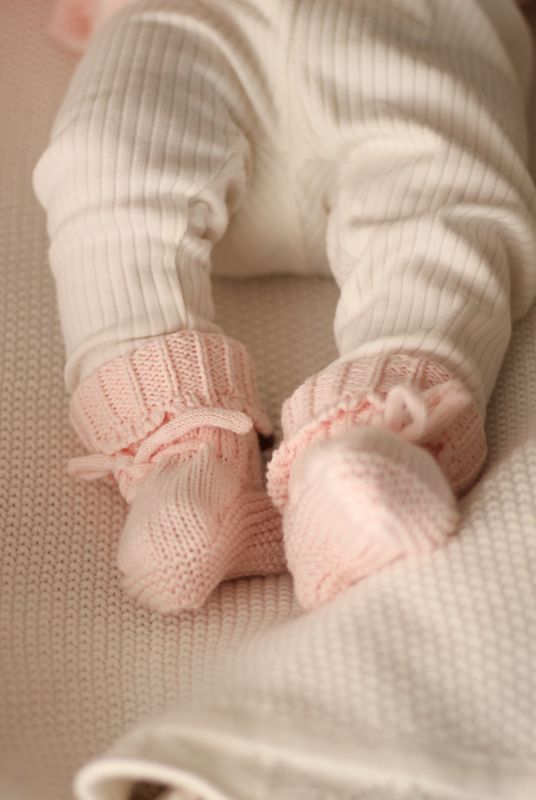 Knit frill babytøfler - pastel pink