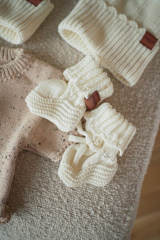 Knit frill babytøfler - cream