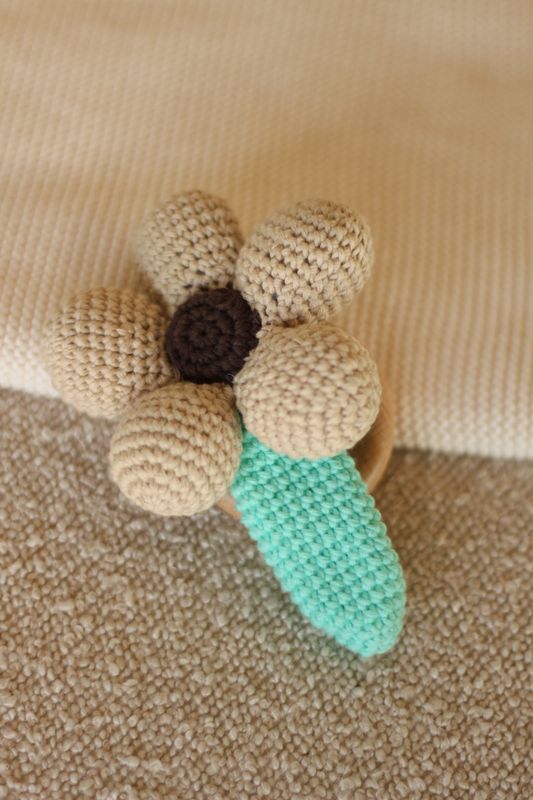 Heklet rangle - blomst beige